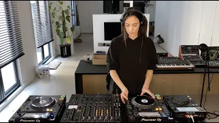 Amelie Lens lockdown session at home