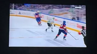 The things Horvat does amaze me, communication here with Barzal telling him to put the pass off
