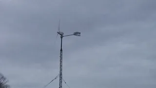 Windrad mit Sturm Sicherung Schutz   Windturbine im Einsatz