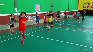 4 gerakan langkah dasar kaki, pukulan bola belakang/atas untuk kelompok usia dini