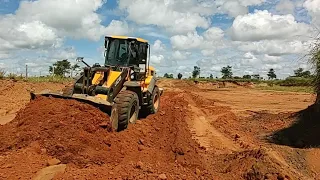 CONCLUINDO O REBAIXE DA ESTRADA ,E TAMPANDO UMA VALA NA LATERAL PÁ CARREGADEIRA JCB 426ZX