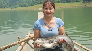 The girl who caught a small fish as bait did not expect to catch a giant catfish.