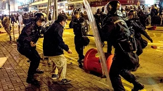 В Гонконге произошли стычки между уличными торговцами и полицией (новости)