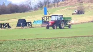 hnojení pšenice 2013 - ZETOR 7011 + rozmetadlo ZDT