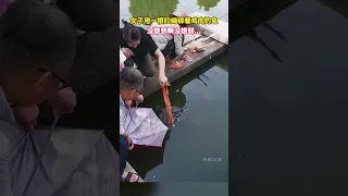 女子僅用一根紅繩釣魚，結果沒想到啊...網民：瞬間覺手上萬元魚竿不香了