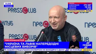 Олег Синютка і Олександр Турчинов на пресконференції "Україна та Львів напередодні місцевих виборів"