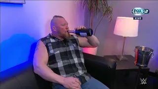 Brock Lesnar come uvas y toma champagne en el camerino de Roman Reigns -Smackdown 25/03/2022 Español