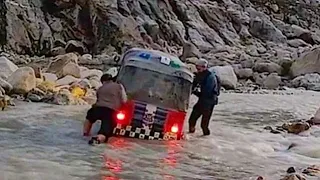 Worlds most dangerous roads on a Rickshaw (Indian Himalayas)