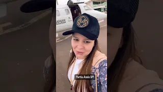 MAIARA MOSTRANDO O SEU AVIÃO ANTES DE VIAJAR