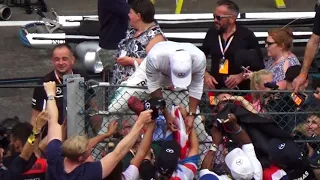 Aug 27 2017 - Lewis Hamilton post-race team photo and signing for fans