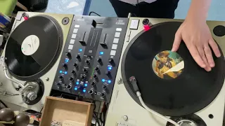 DJはヘッドホンでこんな事を聴いてる