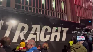 Eintracht Napoli, dirigenti e staff azzurri accolti così dai tifosi tedeschi! 😱