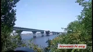 В Николаеве развели Варваровский мост: заходит судно «ГС-82»