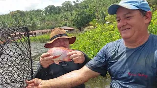 OLHA QUEM PEGA PEIXES É ELE