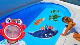 Las Ratitas pretend play en la piscina con sus juguetes de colores toys for kids with pool