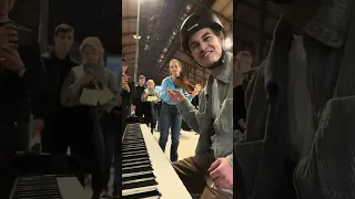 Expérience de Ludovico Einaudi, piano avec violon dans une gare