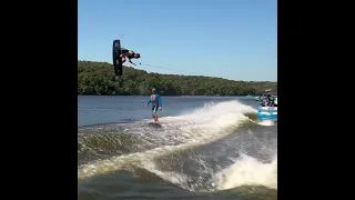 Wakeboard Jump Over eFoil @kirbylliesmann