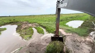 Limpando valeta e  tirando a areia Escavadeira hidráulica