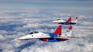 Пара истребителей МиГ-29 пилотажной группы "Стрижи"