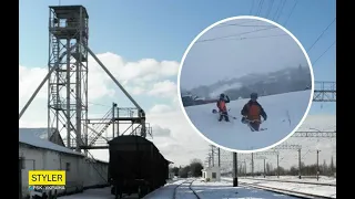 На Закарпатье железнодорожники косили траву в снежных сугробах: видео удивило сеть.