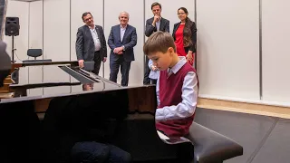 Jayden en Maxim spelen piano voor jarige Mark Rutte