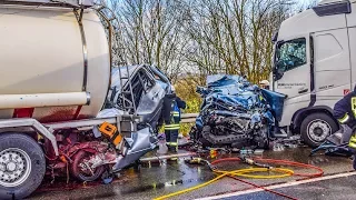 [VÖLLIGE ZERSTÖRUNG: 4 TOTE bei HORRORCRASH] Sattelzug zerquetscht 2 PKW | FEUERWEHR gegen GAFFER