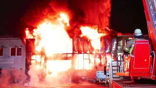 [DURCHZÜNDUNG BEI HALLENBRAND!] - Mehrere Explosionen | Flammeninferno | Großbrand in Düsseldorf -