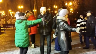 СОБЕРУ БУКЕТ, ПОДАРЮ ТЕБЕ!💃🕺👍/ТАНЦЫ В ПАРКЕ ГОРЬКОГО ХАРЬКОВ ЯНВАРЬ 2022