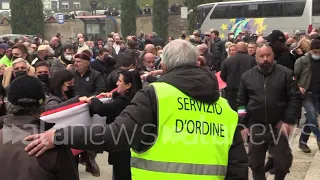 Arditi d'Italia  sulla tomba di Mussolini in ricordo della Marcia su Roma