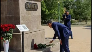 Алихан Смаилов возложил цветы к памятнику Абая в Актобе