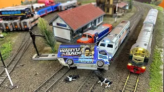 Kereta Api CC203 Menabrak Truk Oleng Wahyu Abadi di Depan Stasiun - Mainan Kereta Api Miniatur