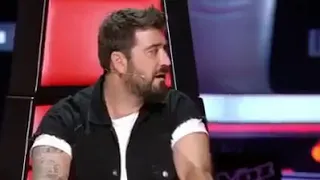 Momento Melendi cantando con una fan del público La Voz Kids 4