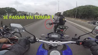 SOLDADO DO EXÉRCITO  SACOU A PISTOLA  PARA OS MOTOQUEIROS - AV BRASIL RIO DE JANEIRO