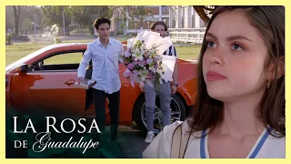 Patricio le regala flores y joyas a Karol para que sea su novia | La Rosa de Guadalupe 2/4 | Punto..