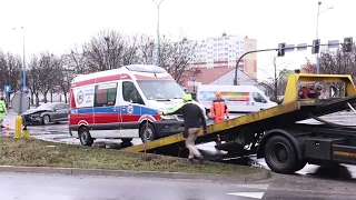 Kolizja karetki pogotowia z samochodem osobowym w Legnicy