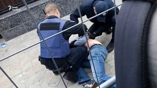 У Києві активісти намагалися знести паркан біля посольства Росії