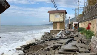 В СОЧИ ДИКИЙ ШТОРМ СНЕС ВСЕ. ДОМ НА ОБРЫВЕ. РАЗВОРОТИЛ СТРОЕНИЯ НА ПЛЯЖЕ!