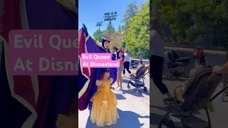 EVIL QUEEN DRAGS ME AT DISNEYLAND 😱🍎✨(as she should) #electramerica #disneyland #evilqueen