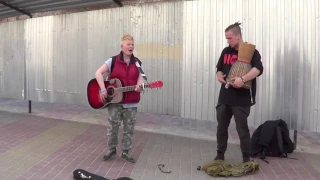 Колоритный пацан распевает на улице! Buskers! Musik! Song! Класс!