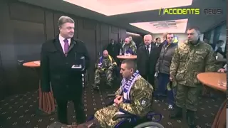 Пьяный президент Украины Пётр Порошенко подарил мяч безногому инвалиду АТО