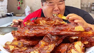 Monkey brother makes Korean cuisine with a whole fan of ribs  stewed ribs with apples and wrapped i