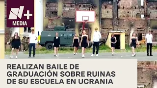 Graduados bailan sobre ruinas de su escuela en Ucrania - N+17