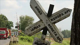 RUSH HOUR ! Railroad Crossing Indonesia at Central Java Main Road | Java Railfanning