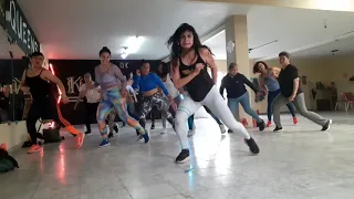 Pelo suelto Gisel Hernández baile para pierna