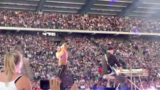 Chris Martin falling on stage- Coldplay Brussels 05.08.2022 #coldplayconcert #coldplay #coldplaylive