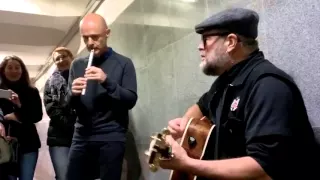 Борис Гребенщиков поёт в подземном переходе в Москве