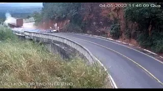 Caminhão despenca no Portão do Inferno na rodovia que liga Cuiabá a Chapada dos Guimarães