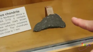 Алан Рубин проводит экскурсию по Галерее метеоритов Калифорнийского университета в Лос-Анджелесе