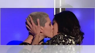 Antonella Lo Coco bacia la compagna Elisa a All together now e annuncia il matrimonio