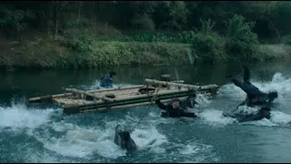 The water snake suddenly overturned the bamboo raft!